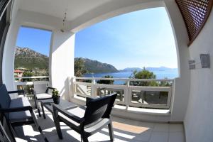 a balcony with chairs and a view of the water at 7 Oda Söğüt in Marmaris