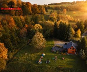 an aerial view of a farm with bikes parked in a field at Wierzbowy Jar- kameralny domek przy lesie w Rudawach Janowickich stworzony dla osób szukających spokoju in Janowice Wielkie