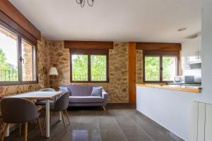 a kitchen and a living room with a table and chairs at Precioso Apartamento a estrenar. La Placeta in Riópar