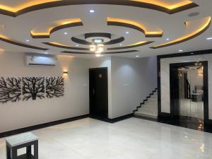a lobby with a coffered ceiling and a staircase at الشرفة هوم للشقق المخدومة in Najran