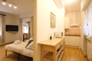 a small apartment with a desk and a kitchen at Wine Apartments Florence Malvasia in Florence