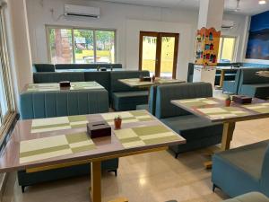a waiting room with blue chairs and tables at Mayem Lake View in Maem
