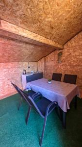 a dining room with a table and chairs in a room at Apartman DIVAN in Ladimirevci