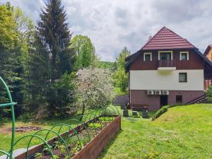 a house with a fence in front of a garden at Guest House Wolf in Jezerce
