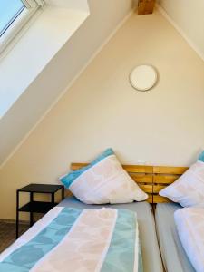 two beds sitting next to each other in a attic at Haus Ambiente in Reil