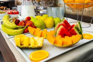 a tray of fruit on a counter withspectricular at Hotel Fellini a Fontana di Trevi in Rome