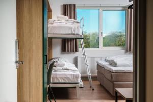 a room with two bunk beds and a window at Easy Stay Næstved in Næstved