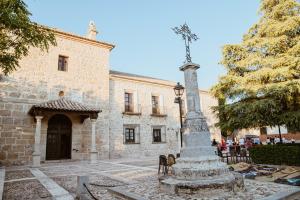 a stone building with a monument in front of it at Convento de Lillo in Lillo