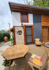 a small house with a table and a bench at Kajüt Apartman in Balatonfenyves