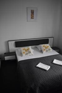 ein Modell eines Schlafzimmers mit einem Bett in der Unterkunft Motel Grádo in Prag