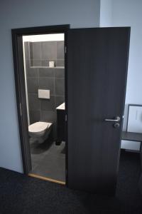 ein Badezimmer mit Toilette und Glastür in der Unterkunft Motel Grádo in Prag + 13 Fotos