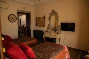 a hotel room with two beds and a mirror at Convento de Lillo in Lillo