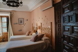 a bedroom with two beds and a window at Convento de Lillo in Lillo