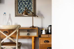 a desk with a lamp and a chair in a room at The Countryman Inn in Wool