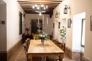 a dining room with a wooden table and chairs at Convento de Lillo in Lillo