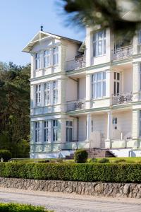 a large white building with balconies on it at Appartement 06 Strandvillen Wald & See in Zinnowitz