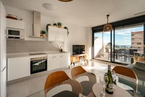 a kitchen and living room with a table and chairs at Superior Calpe Pearl Beach in Calpe