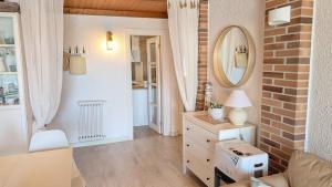 a living room with a brick wall and a mirror at Apartamento Mar y Encanto in Miami Platja