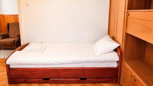 a small bed in a small room with at Udoban porodični apartman ViS Raška, 80m2, parking, bašta in Raška