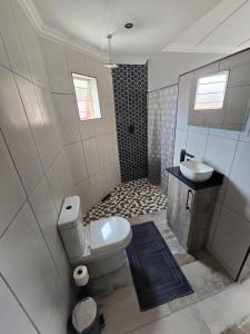 a bathroom with a toilet and a sink at De Oude Sleeper Inn 2 Apartment in Kimberley