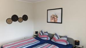 a bedroom with a bed and a picture on the wall at Ferienhaus Hilde in Steinwiesen