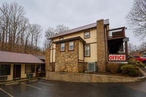 a building with a office sign in a parking lot at Big South Fork Trail Lodge Stearns in Stearns +16 photos