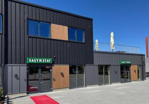 a black building with a sign that reads easyasy stay at Easy Stay Næstved in Næstved