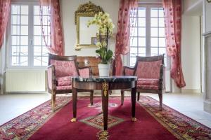 a living room with a table and two chairs at Les quatre vents in Luc-sur-Mer