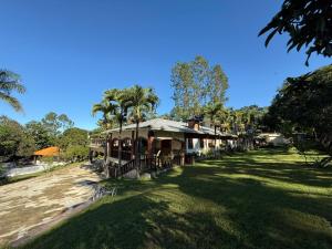 a row of houses with palm trees in the background at villa regazo de paz in Concepción de La Vega