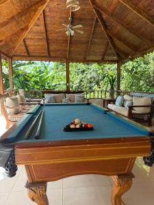 a pool table in the middle of a room at villa regazo de paz in Concepción de La Vega