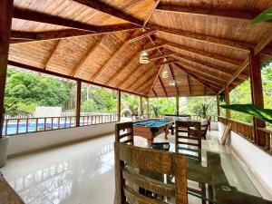 a dining room with a ping pong table in a house at villa regazo de paz in Concepción de La Vega