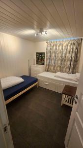 a small room with two beds and a table at Leilighet med 2 soverom in Storen