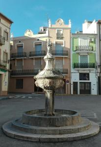 una fuente en medio de una calle con edificios en Apartamento Rural La Plaza Vieja, en Viver