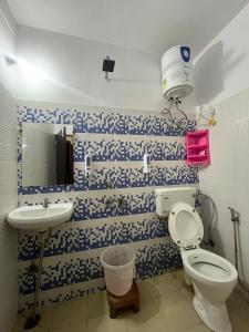 a bathroom with a toilet and a sink at Hotel South embassy near Durgabai dekhmukh metro in New Delhi