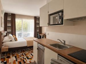 O bucătărie sau chicinetă la Forme-hotel & Spa Montpellier Sud-Est - Parc Expositions - Arena
