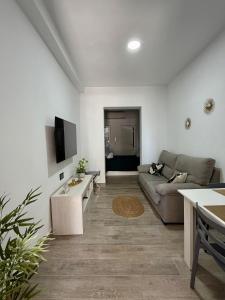a living room with a couch and a tv at Apartamento Martina 2 in Mérida
