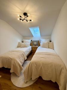 two beds in a room with a ceiling at Bergheimat Stüble Allgäu in Bad Hindelang