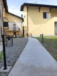a sidewalk in front of a building with a basket at Sleep & Fly Villa Ornella in Case Nuove