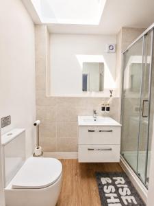 a bathroom with a toilet and a shower and a sink at Flat 7 in central Bromley - underground parking in Bromley