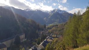 a town in a valley with mountains in the background at AGREABLE APPARTEMENT in Eaux-Bonnes