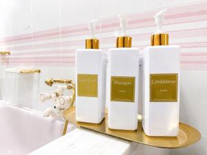 three bottles of shampoo sitting on a tray in a bathroom at Torre Florio in Campofelice di Roccella