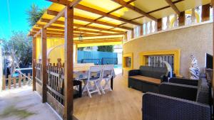 a patio with a table and chairs on a patio at Planta baja con piscina privada in Playas de Orihuela