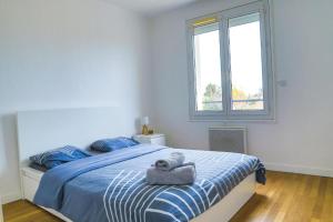 a bedroom with a bed with a towel on it at Le KA NOE in Vaires-sur-Marne