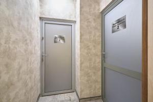 a corridor with a door in a room at Apartamenty Zlotoryja Silver in Złotoryja