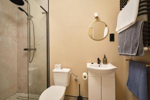 a bathroom with a toilet and a sink and a shower at Apartamenty Zlotoryja Silver in Złotoryja