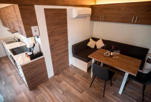 a small room with a table and a couch at Apartment Forstsee Ruhepol in Techelsberg am Worthersee
