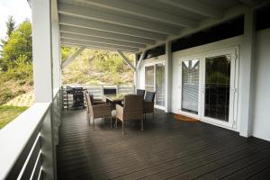 a screened in porch with a table and chairs at Apartment Forstsee Ruhepol in Techelsberg am Worthersee