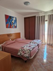 a bedroom with two beds in a room at Castelos da Rocha in Portimão