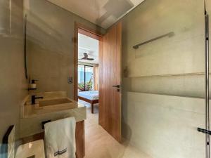 a bathroom with a sink and a shower at Chalé by Vila Manga Rosa in Pipa +26 photos