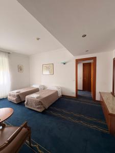 ein Zimmer mit zwei Betten in einem Zimmer in der Unterkunft Quality Hotel Nova Domus in Rom + 73 Fotos